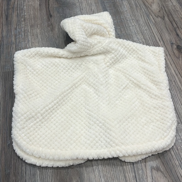 Soft toddler poncho - Picture 4 of 5